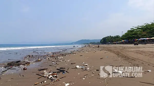 Kondisi tumpukan sampah di pesisir Pantai RTH Citepus Palabuhanratu. (Sumber : SU/Ilyas).
