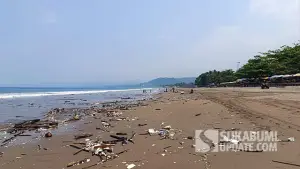 Kondisi tumpukan sampah di pesisir Pantai RTH Citepus Palabuhanratu. (Sumber : SU/Ilyas).