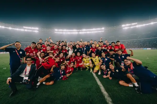 Skuad Timnas Indonesia dan jajaran staff pelatih mealakukan foto bersama setelah pertandingan menghadapi Bahrain pada ajang Kualifikasi Piala Dunia 2026 di Stadion Gelora Bung Karno, Jakarta. (Sumber: Instagram/@jayidzes)