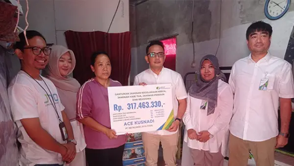 Pemberian santunan kepada ahli waris Almarhum Ace Kusnadi oleh Kepala Kantor BPJS Ketenagakerjaan Sukabumi, Ryan Gustaviana, Kamis (4/9/2025). (Sumber : Dok BPJS Ketenagakerjaan).