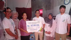 Pemberian santunan kepada ahli waris Almarhum Ace Kusnadi oleh Kepala Kantor BPJS Ketenagakerjaan Sukabumi, Ryan Gustaviana, Kamis (4/9/2025). (Sumber : Dok BPJS Ketenagakerjaan).