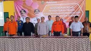 Kepala Pelaksana BPBD Kabupaten Sukabumi, Deden Sumpena (Kedua dari Kanan), saat meresmikan FPRB di Pusbangdai Cikembang, Kamis 4 September 2025. (Sumber : dok BPBD Kab Sukabumi)
