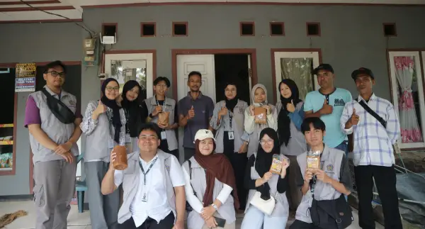 Kelompok 3 KKN UMMI Desa Cidadap branding UMKM Gula Semut di Kampung Cikondang. (Sumber Foto: Dok. KKN UMMI)