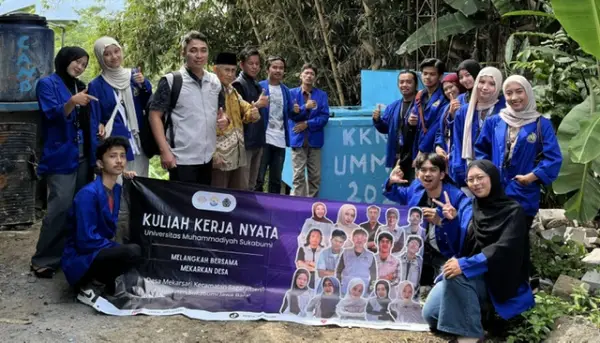 Mahasiswa KKN UMMI Kelompok 36 menghadirkan inovasi Rocket Stove di Desa Mekarsari, Sagaranten Sukabumi. (Sumber Foto: Dok. KKN UMMI)