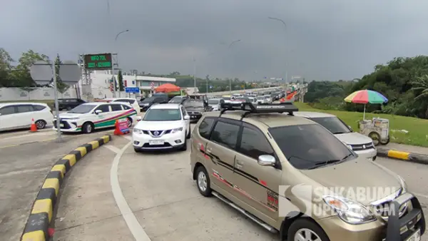 Situasi lalu lintas di sekitar Gerbang Tol Parungkuda, Kecamatan Parungkuda, Kabupaten Sukabumi, Jumat (05/09/2025). (Sumber : SU/Ibnu Sanubari).