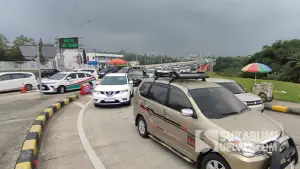 Situasi lalu lintas di sekitar Gerbang Tol Parungkuda, Kecamatan Parungkuda, Kabupaten Sukabumi, Jumat (05/09/2025). (Sumber : SU/Ibnu Sanubari).
