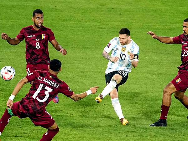 Lionel Messi melepaskan tendangan dari luar kotak penalti saat menghadapi Venezuela di babak Kualifikasi Piala Dunia 2026. (Sumber: Web/AFA.com)