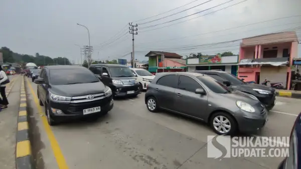 Kondisi arus lalu lintas di Exit Tol Parungkuda Kabupaten Sukabumi saat libur Maulid Nabi 2025, Jumat (5/9/2025) sore. (Sumber Foto: SU/Ibnu Sanubari)