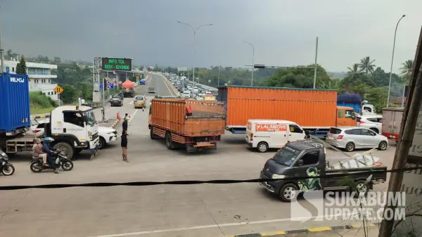 Kondisi arus lalu lintas di Simpang Exit Tol Parungkuda Kabupaten Sukabumi saat libur Maulid Nabi 2025, Jumat (5/9/2025) sore. (Sumber Foto: SU/Ibnu Sanubari)