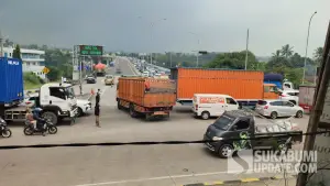 Kondisi arus lalu lintas di Simpang Exit Tol Parungkuda Kabupaten Sukabumi saat libur Maulid Nabi 2025, Jumat (5/9/2025) sore. (Sumber Foto: SU/Ibnu Sanubari)