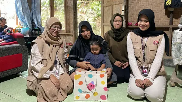 Secara door to door, mahasiswa KKN NPU membagikan paket makanan bergizi untuk anak kepada warga di Desa Cicadas, Cisolok Sukabumi. (Sumber Foto: Dok. KKN NPU)