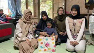 Secara door to door, mahasiswa KKN NPU membagikan paket makanan bergizi untuk anak kepada warga di Desa Cicadas, Cisolok Sukabumi. (Sumber Foto: Dok. KKN NPU)