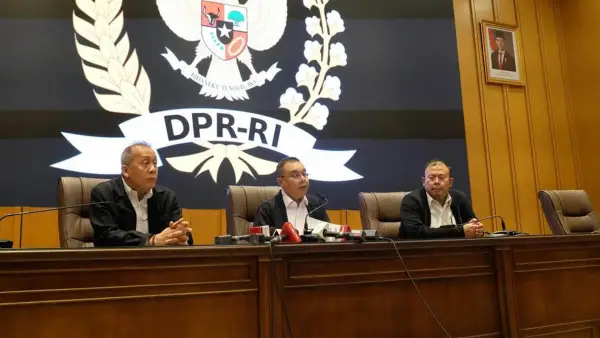 Wakil Ketua DPR Saan Mustopa, Sufmi Dasco Ahmad, dan Cucun Ahmad Syamsurijal di Kompleks Parlemen, Jakarta, 5 September 2025. (Sumber Foto: IG Sufmi Dasco)