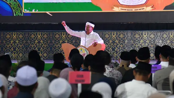 Gubernur Jawa Barat Dedi Mulyadi menghadiri Puncak Acara Tasyakur Milad Ke-120 Pondok Pesantren Suryalaya bertempat di Lingkungan Ponpes Suryalaya, Kabupaten Tasikmalaya, Jumat (5/9/2025). (Sumber Foto: Biro Adpim Jabar)