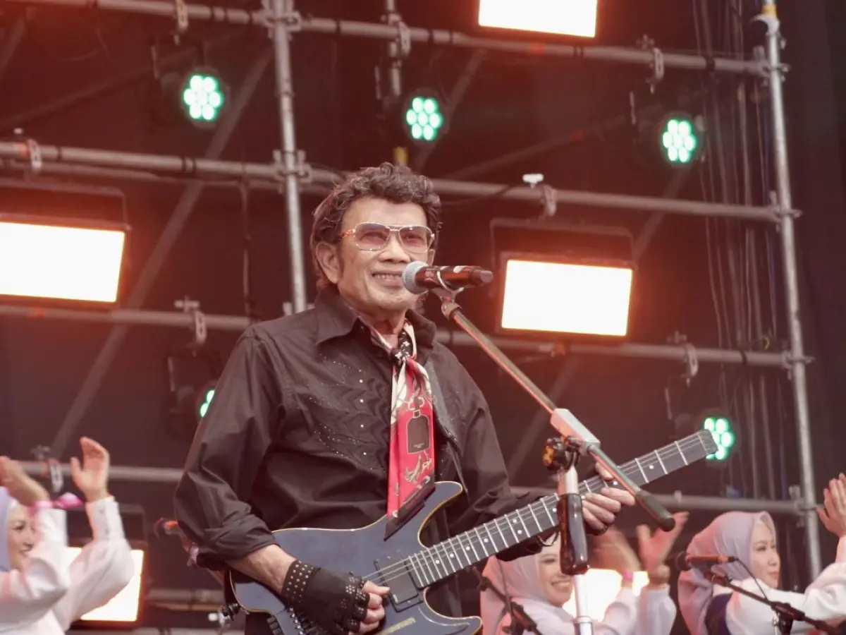 Momen Unik Rhoma Irama Menjadi Imam dan Khatib Salat Jumat di Pestapora 2025
