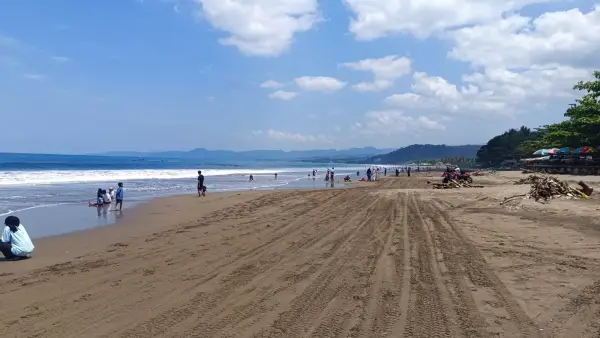Pantai Ruang Terbuka Hijau (RTH) Citepus, Desa Citepus, Kecamatan Palabuhanratu, pada Sabtu (6/9/2025). (Sumber: (SU/Ilyas).)