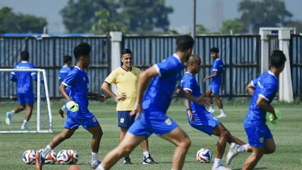 Pelatih fisik Persib Bandung, Miro Petric, memimpin latihan Persib di jeda kompetisi FIFA Matchday, di lapang pendamping Gelora Bandung Lautan Api. (Sumber: Instagram/@persib)