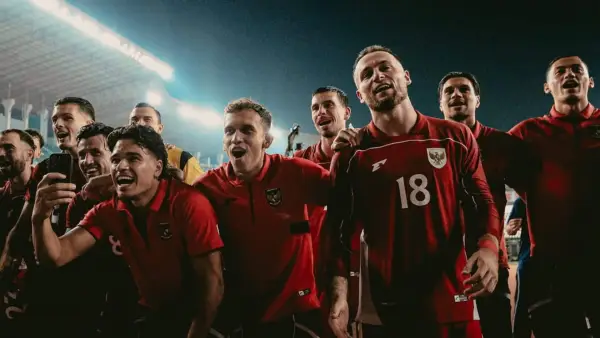 Skuad Timnas Indonesia melakukan perayaan bersama para suporeter setelah mengalahkan Taiwan di Stadion Geloran Bung Tomo, Surabaya. (Sumber: Instagram/@marcklok)
