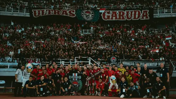 Pemain dan jajaran pelatih Timnas Indonesia melakukan selebrasi kemenangan atas Taiwan bersama para pendukung di Stadion Gelora Bung Tomo, Surabaya. (Sumber:Instagram/@rizkyridhoramadhani)