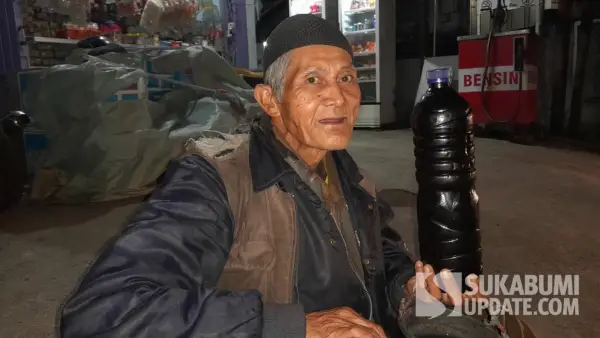Potret Abah Sobari (72), warga Cidahu Sukabumi, yang masih setia menjajakan jamu tradisional racikan sendiri setiap malam sejak 1978. (Sumber Foto: SU/Ibnu Sanubari)
