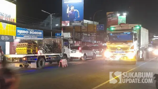 Kondisi lalu lintas di depan pertokoan Labora Cibadak Sukabumi pada Minggu malam (7/9/2025). (Sumber Foto: SU/Ibnu Sanubari)