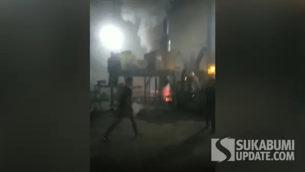 Warga saat menggeruduk pabrik PCB di Desa Parakanlima Cikembar Sukabumi, Kamis 4 September 2025. (Sumber Foto: Tangkapan layar video)