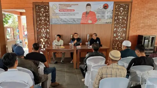 Anggota DPRD Jabar Muhammad Jaenudin saat sosialisasi perda perkebunan di Cisaat Sukabumi. (Sumber Foto: Istimewa)