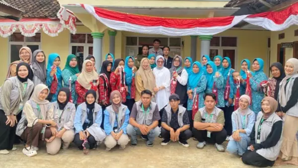 Mahasiswa KKN UMMI di Desa Sirnamekar Kecamatan Tegalbuleud Sukabumi. (Sumber Foto: Dok. KKN UMMI)