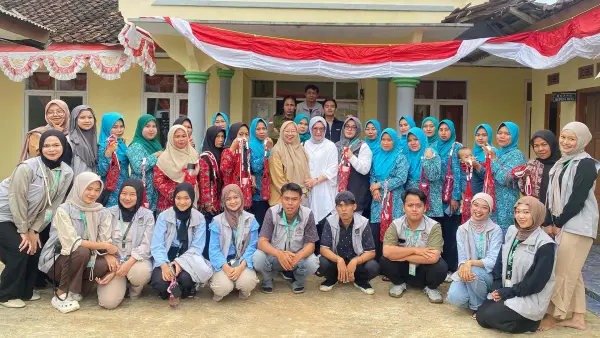 Mahasiswa KKN UMMI di Desa Sirnamekar Kecamatan Tegalbuleud Sukabumi. (Sumber Foto: Dok. KKN UMMI)