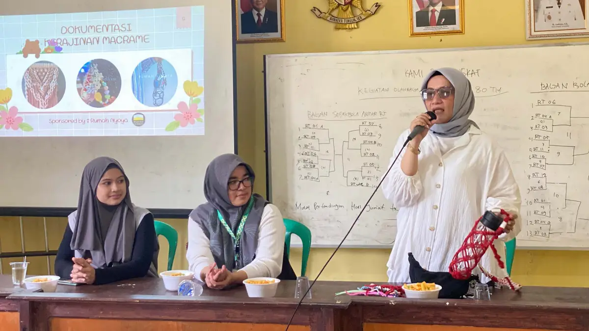 Kegiatan pelatihan kerajinan macrame bersama Owner dari rumah nyonya.