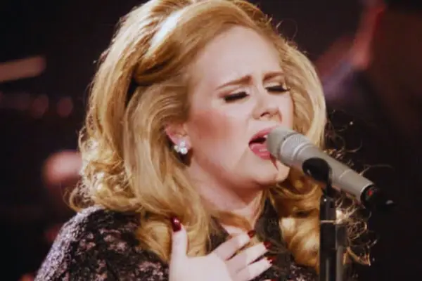 Adele memilih fokus pada vokal dan menolak tekanan untuk menyesuaikan diri dengan tren industri, berbikini di atas panggung konser. (Sumber: Vevo/YT)