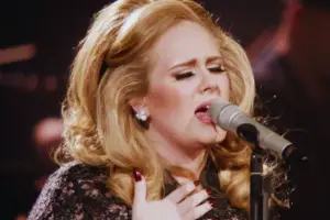 Adele memilih fokus pada vokal dan menolak tekanan untuk menyesuaikan diri dengan tren industri, berbikini di atas panggung konser. (Sumber: Vevo/YT)