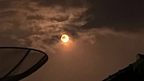 Potret Langit Cibadak Sukabumi disinari Gerhana Bulan Total. (Sumber : Robby).