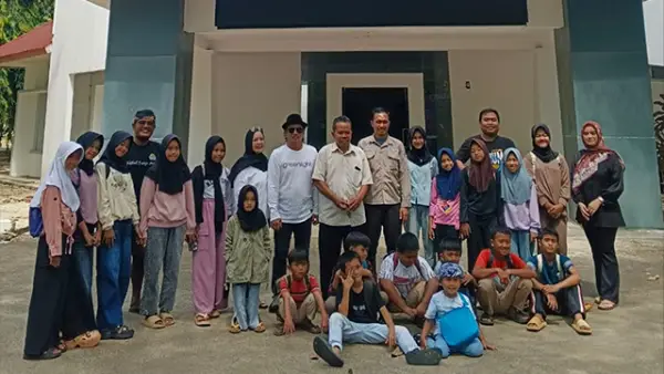 DPRD Sukabumi Dadang Hermawan dampingi anak-anak Saung Alam Buruan Ajar Indonesia belajar langsung tentang konservasi penyu di Pangumbahan. (Sumber : Istimewa.).