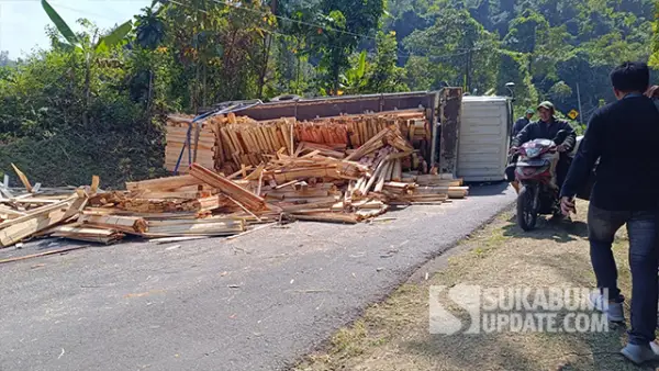 Kondisi truk bernomor polisi B 9839 FYV terguling di Jalan Raya Palabuhanratu–Cikidang, Senin (8/9/2025). (Sumber : SU/Ilyas).