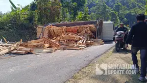 Kondisi truk bernomor polisi B 9839 FYV terguling di Jalan Raya Palabuhanratu–Cikidang, Senin (8/9/2025). (Sumber : SU/Ilyas).