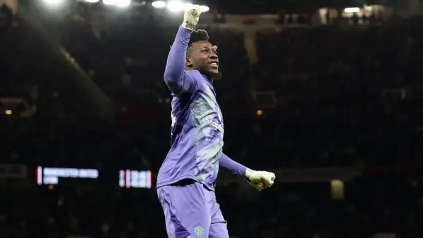 Andre Onana melakukan selebrasi ke arah penonton untuk merayakan kemenangan Manchester United. (Sumber: Instagram/@andreonana.24)