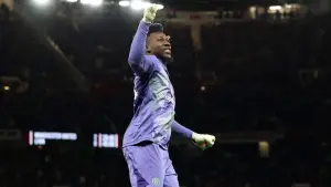 Andre Onana melakukan selebrasi ke arah penonton untuk merayakan kemenangan Manchester United. (Sumber: Instagram/@andreonana.24)