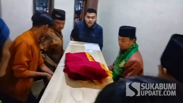 Jenazah PMI Sukabumi Heri Wibawa tiba di rumah duka pada Senin (8/9/2025) dini hari sekitar pukul 02.15 WIB. (Sumber Foto: Istimewa)