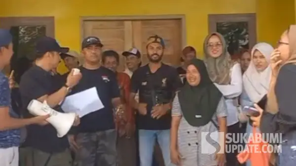 Warga datangi kantor desa Kadaleman Surade Sukabumi, dugaan penyelewengan PBB (Sumber: sukabumiupdate)