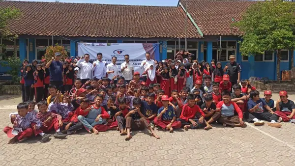 Pegawai Perumda BPR Sukabumi Cabang Cibadak saat berfoto bersama siswa SDN Warungceuri Parungkuda. (Sumber Foto: Istimewa)