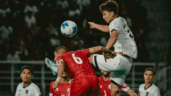 Adrian Wibowo berduel dengan pemain bertahan Lebanon Hussein Zein (Sumber: Instagram/@timnasindonesia)