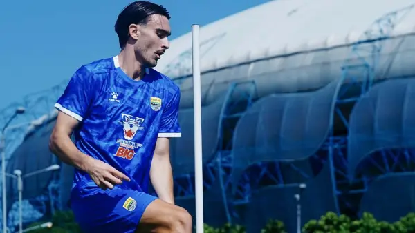 Andrew Jung melakukan latihan perdana bersama Persib Bandung pada Senin, 8 September 2025, di lapang pendamping GBLA. (Sumber: Instagram/@persib)