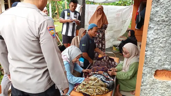 Jenazah korban Iyoh (58 tahun), warga Kampung Cijawa, Desa Mangunjaya, Kecamatan Waluran, Kabupaten Sukabumi, yang tertabrak motor. (Sumber : Istimewa.).
