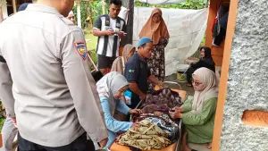 Jenazah korban Iyoh (58 tahun), warga Kampung Cijawa, Desa Mangunjaya, Kecamatan Waluran, Kabupaten Sukabumi, yang tertabrak motor. (Sumber : Istimewa.).