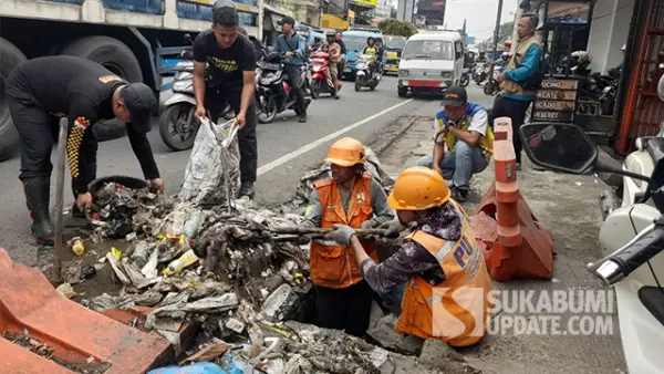 Petugas tim PU yang disupport oleh kelurahan, UPTD Pasar, Damkar, hingga masyarakat sekitar saat melakukan normalilasi saluran drainase. (Sumber : SU/Ibnu Sanubari).