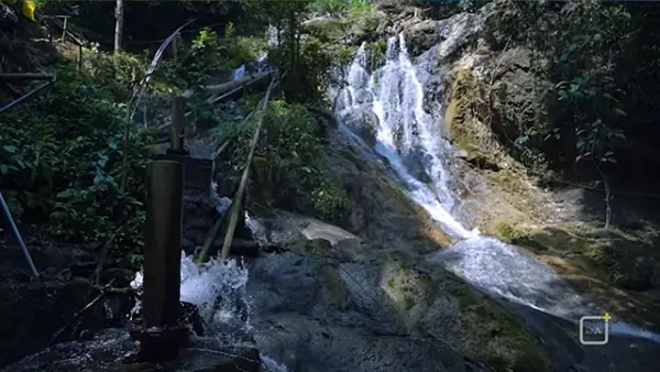 Potret pompa hidran di Curug Bibijilan Sukaabumi, yang menjadi penopang kehidupan warga desa dari kekeringan. (Sumber : Screenshot YouTube/@DAAI Magazine).