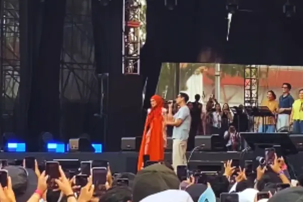 Duet spontan Siti Nurhaliza dan Afgan di Pesta pora, Cuplikannya langsung viral. Kolaborasi penuh kehangatan ini banjir pujian dari netizen, menyoroti vokal magis dan kerendahan hati kedua musisi. (Sumber: Tangkapan layar TikTok)
