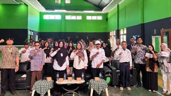 Mahasiswa KKN Kelompok 2 UMMI gandeng DLH Kabupaten Sukabumi sosialisasi pengelolaan sampah. (Sumber Foto: Dok. KKN UMMI)