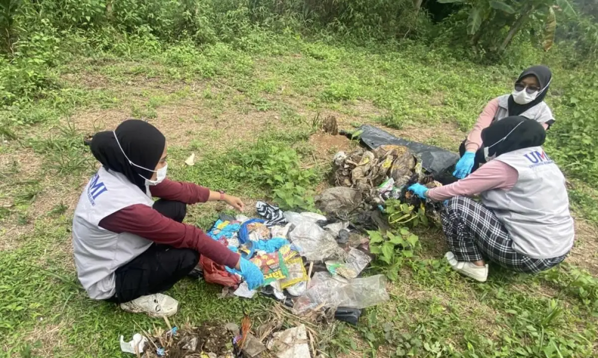 Mahasiswa KKN UMMI Kelompok 2 saat ikut membersihkan sampah di Desa Bencoy.
